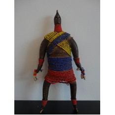 Sculptura africana reprezentand un barbat, impodobita cu margele